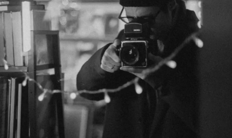 Građani se pitaju kakva mu je namjera: Nepoznati čovjek fotografiše terase i prozore