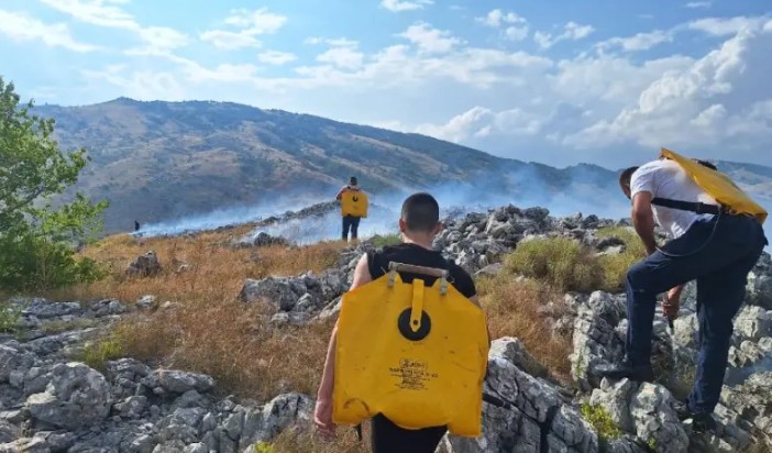 Divlja požar kod Gacka: Vatra prijeti kućama