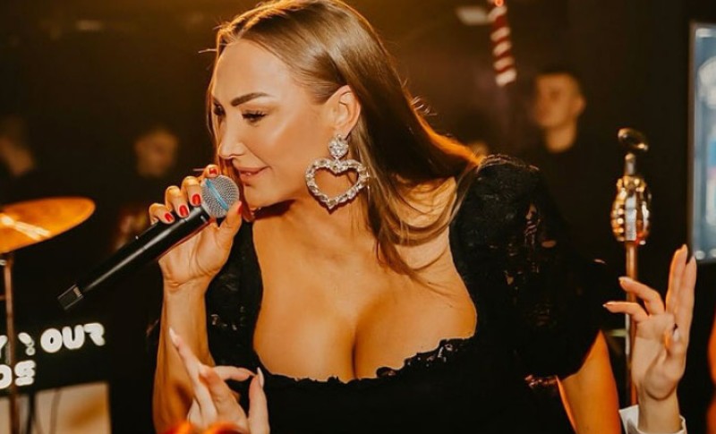 Goga Sekulić napravila “haos”: Konobar bez majice donio joj 500 ruža i šampanjac