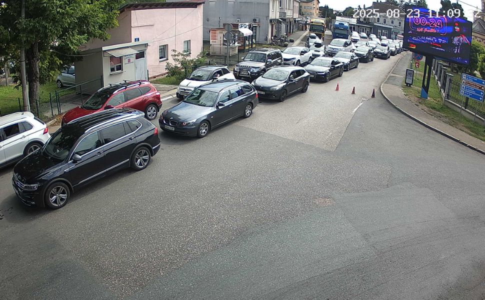 Velike gužve na graničnom prelazu u Gradišci u oba smjera