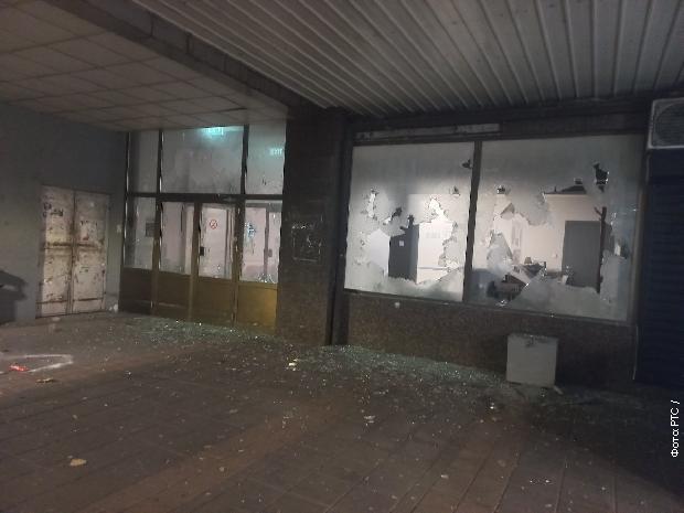 Demonstranti u Valjevu demolirali ulaz u zgradu Skupštine grada i tužilaštva VIDEO