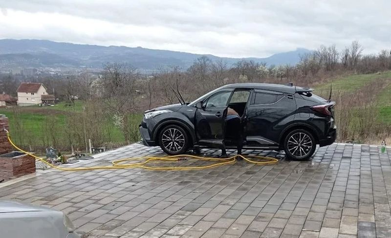 Gastarbajter došao na groblje sa skupim automobilom, pa sugrađane ostavio bez riječi