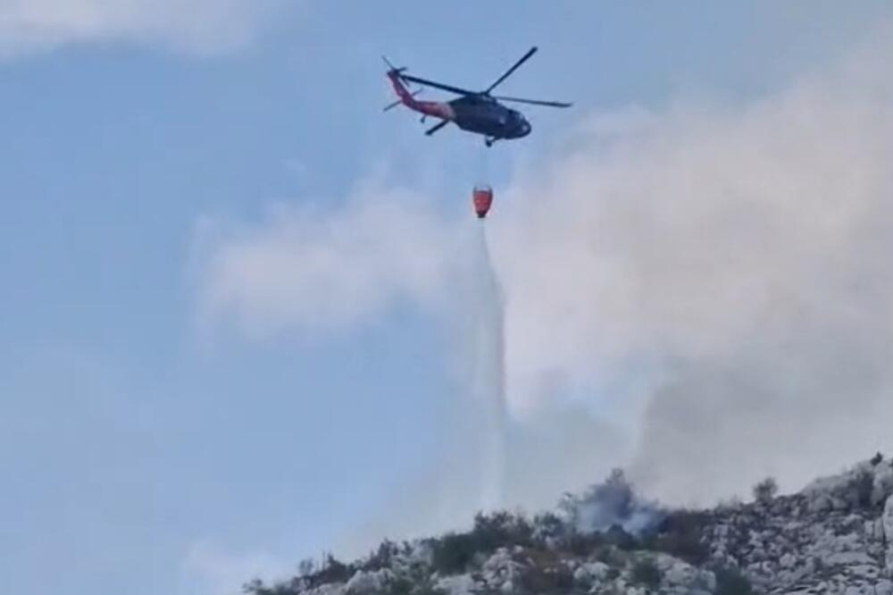 Dva požara u Budvi: Vatru gasi helikopter