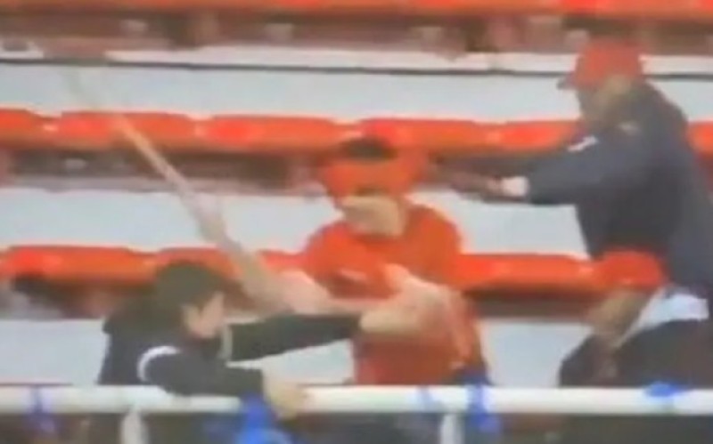 Stravični snimci tuče navijača: Huligan motkom udario dijete po glavi, ljudi skakali sa tribine VIDEO