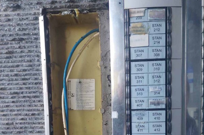 Nesvakidašnja krađa: Ukrao interfon sa kamerom, policija moli građane za pomoć