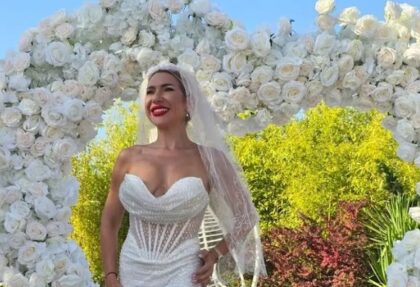 Jovana Jeremić u raskošnoj vjenčanici: Dugački veo i dekolte nikada otvoreniji, za oltarom nepoznati čovjek FOTO