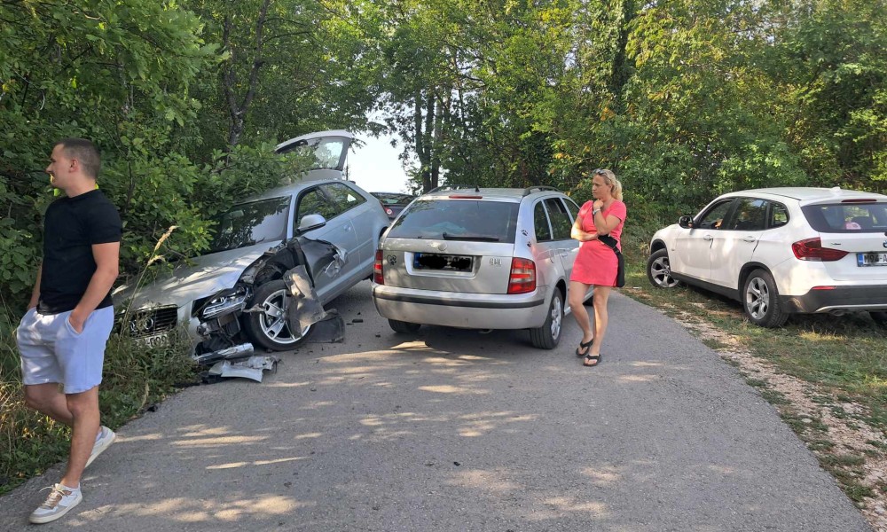 Saobraćajna nesreća u Banjaluci: Mještani upozoravaju na katastrofalno stanje puta