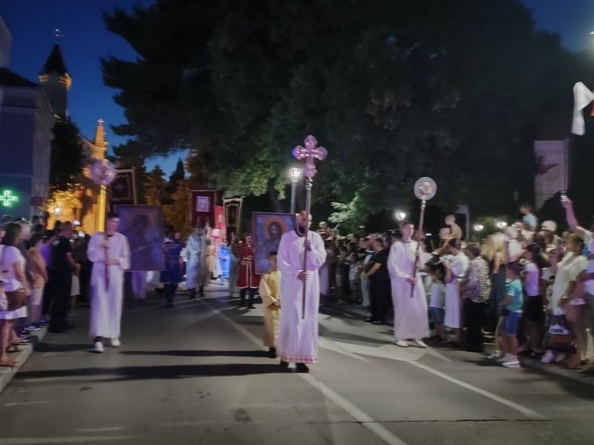U svečanoj litiji i Dodik: Veliki broj građana na ulicama Trebinja FOTO