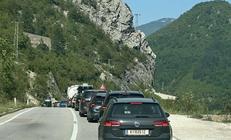 Vozači se mole da ne idu ovim putem: Kilometarske kolone na relaciji Mostar-Jablanica traju satima