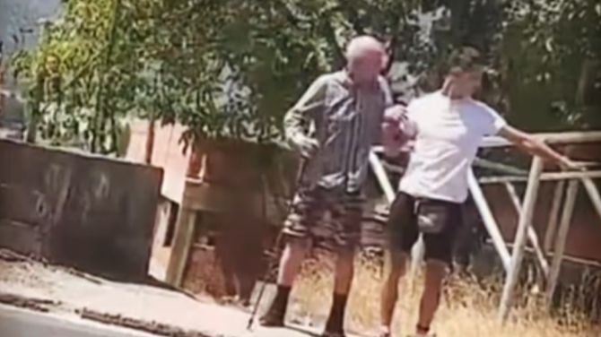 Dirljiv trenutak iz Mostara: Mladić pomogao starcu da pređe magistralu VIDEO