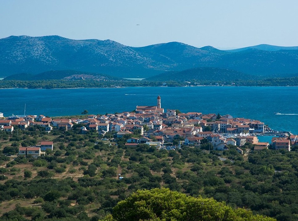 Oštećen automobil na hrvatskom ostrvu: “Samo da im bude jasno, zastavica ostaje”