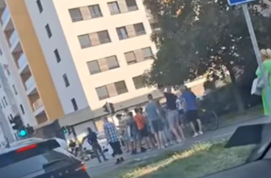 Stravična nesreća: Automobil uletio na trotoar i udario dvije žene