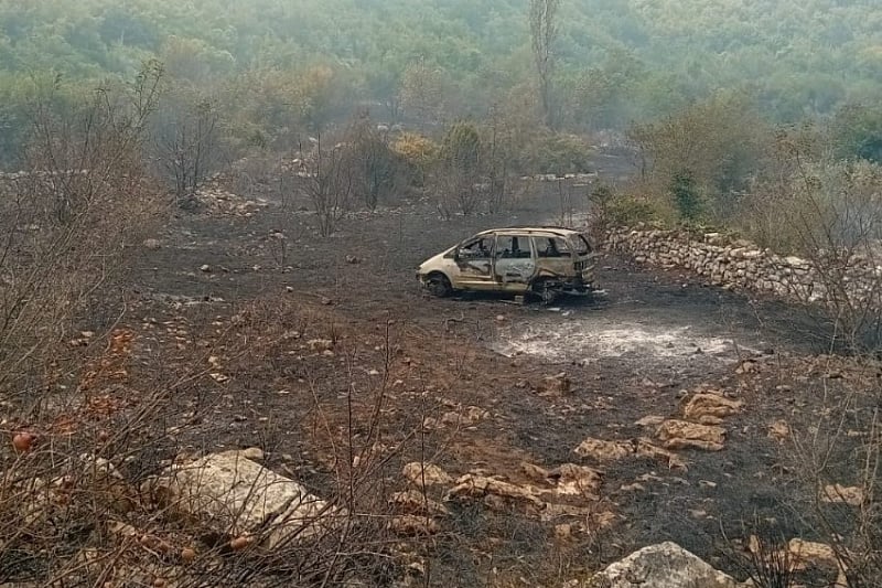 Požar u Neumu se nekontrolisano širi i prijeti kućama: Izgorjele životinje, helikopter OS stiže tek ujutru