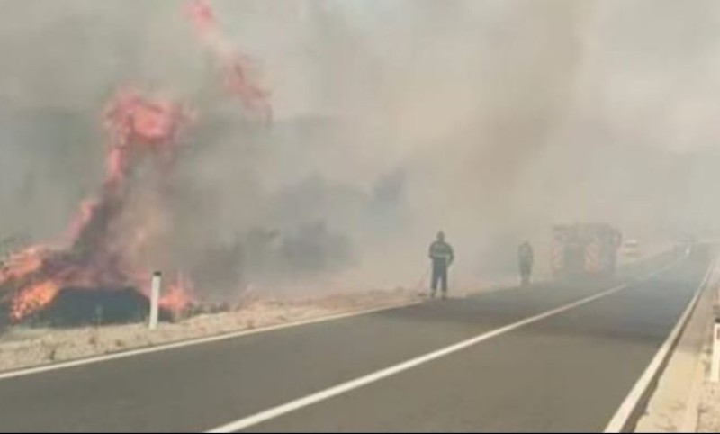 U pomoć zovu i helikopter! Alarmantna situacija u Neumu, vatra prijeti kućama VIDEO
