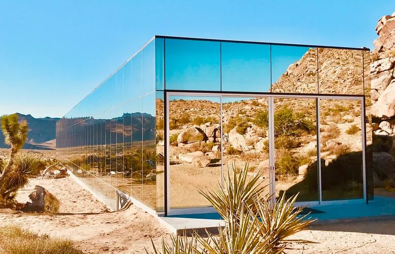 U pustinji prodaju “Nevidljivu kuću”: Ima 510 kvadrata, ogroman bazen, a evo kako može da “nestane” VIDEO