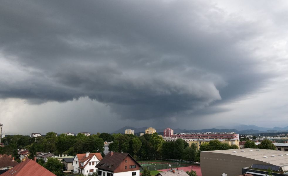 Snažno nevrijeme pogodilo Sloveniju: Grad veličine jajeta, vjetar i superćelije haraju zemljom FOTO