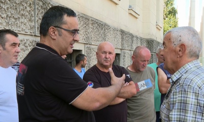 “Panteri” ispred banjalučke Gradske uprave: Traže izjašnjenje Stanivukovića o spomeniku u roku od sedam dana