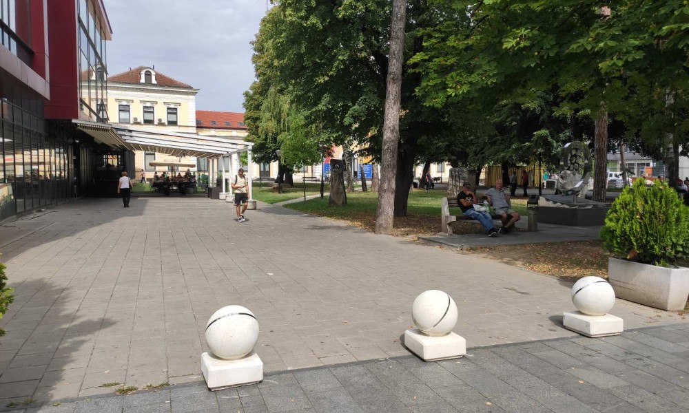 Nadležni napokon reagovali: Zatvoren divlji parking u centru Banjaluke FOTO