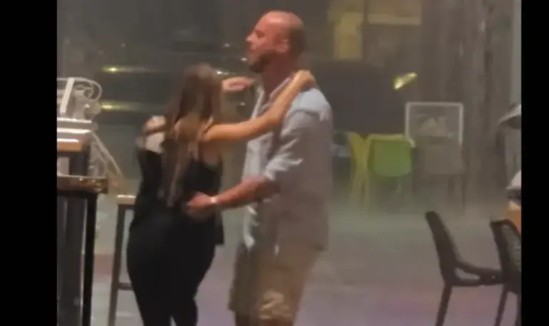 Romantičan prizor u BiH: Čak ni kiša nije omela ovaj par da zapleše na ulici VIDEO