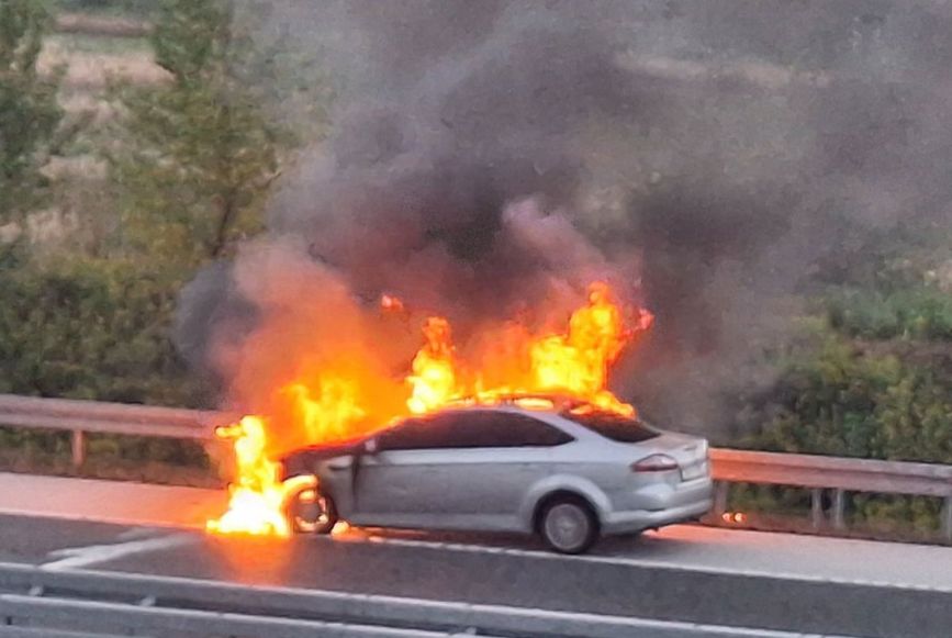 Zapalio se automobil na auto-putu Doboj-Prnjavor VIDEO
