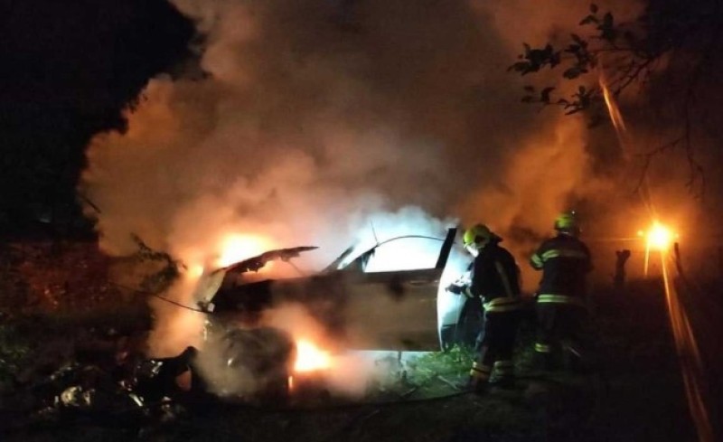 Alarmirani vatrogasci, ali i policija:  Gorjeli automobil i više drvenih objekata