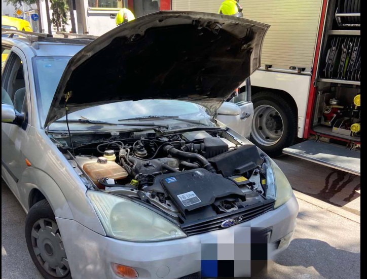 Vatrogasci intervenisali! Gorio automobil u Banjaluci FOTO