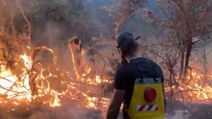 Veliki požar blizu granice sa BiH: Nije pod kontrolom, vatrogasci i mještani brane kuće