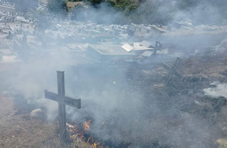 Požar na Novom groblju u Banjaluci: Vatra zahvatila travu i grobove FOTO