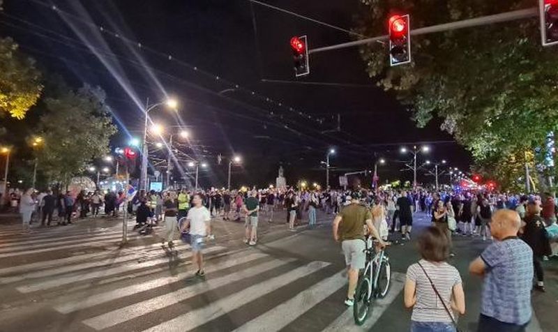 Incidenti ispred prostorija SNS-a u centru Beograda, okupljanja u više gradova u Srbiji VIDEO