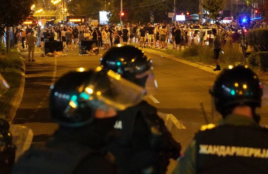 Osmi dan protesta u Srbiji: Policija hapsi, studenti i građani blokiraju sudove VIDEO