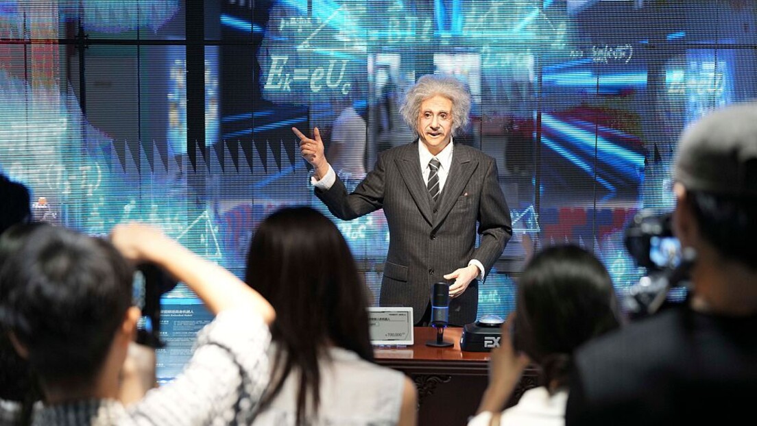 Otvoren prvi tržni centar za prodaju humanoidnih robota u Pekingu FOTO