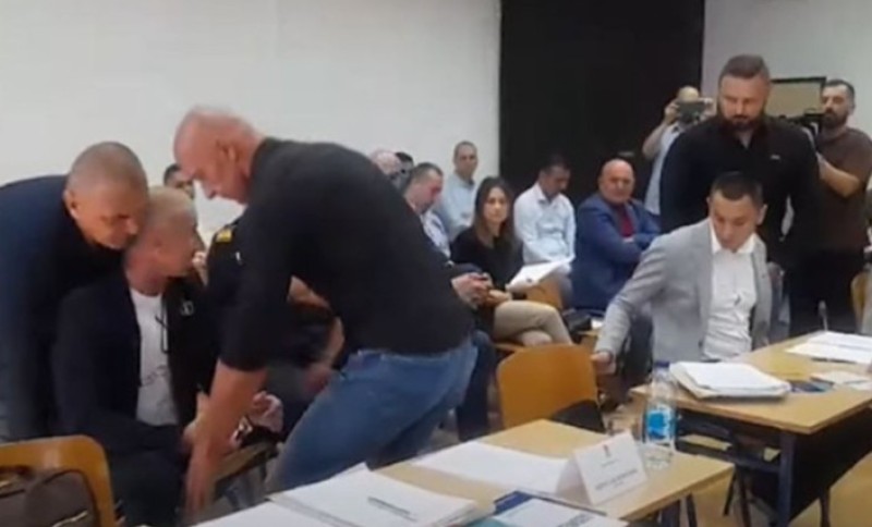 Obezbjeđenje iznijelo odbornike opozicije: Prava drama odvija se u Skupštini Doboja