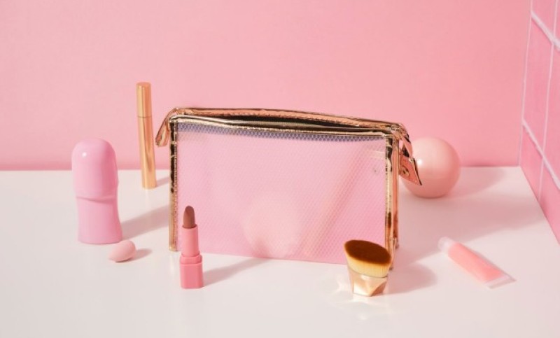 Da uvijek izgledate svježe i sređeno: Šminka koju svaka žena treba imati u torbici