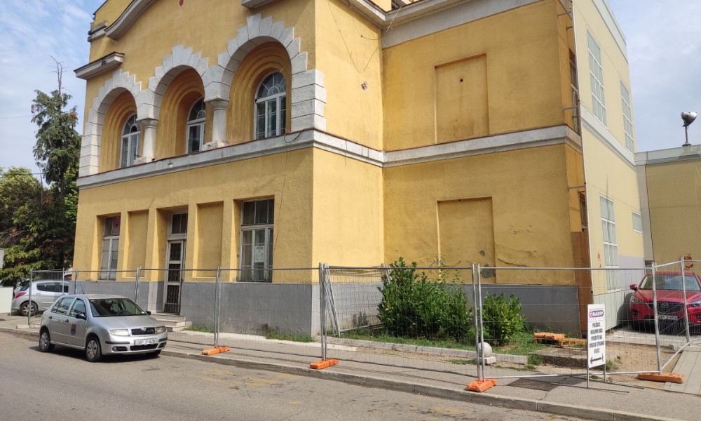 Može se samo preko ograde! Nova “drama” oko Sokolskog doma FOTO/VIDEO