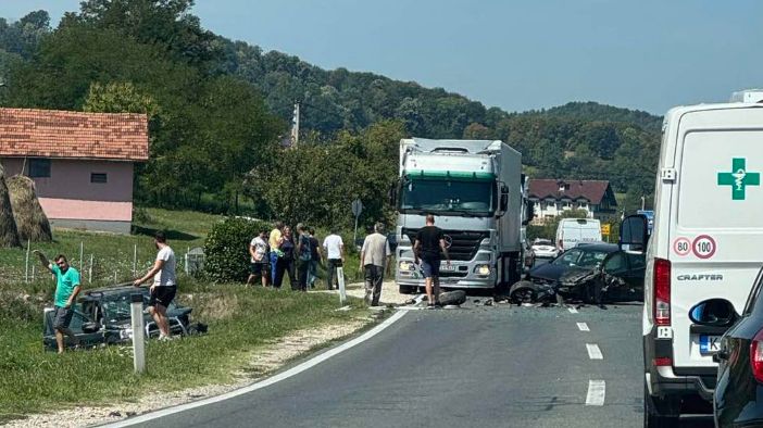 Teška nesreća u BiH: Više osoba povrijeđeno, vozilo završilo u kanalu