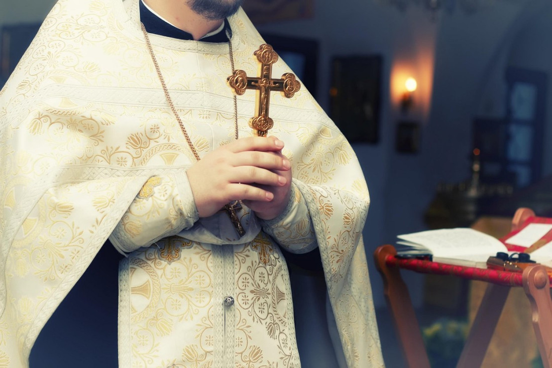 Vreli sveštenik zapalio mreže! Žene zaboravile na molitvu i pitaju se šta je ispod odore VIDEO