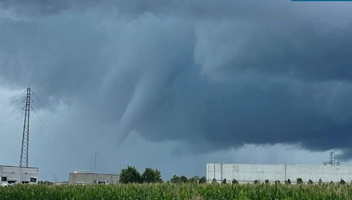 Tornado u Italiji: Nosi krovove kuća! VIDEO
