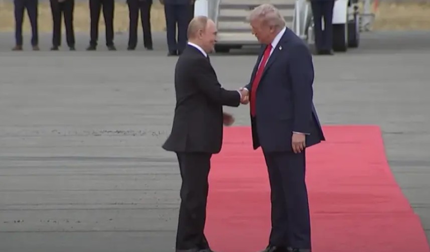 Dvojica lidera “oči u oči”! Istorijsko rukovanje: Tramp dočekao Putina! VIDEO