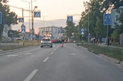 Kroz Banjaluku vozio trotinet 50 kilometara na sat: “Kao da je kamikaza” VIDEO