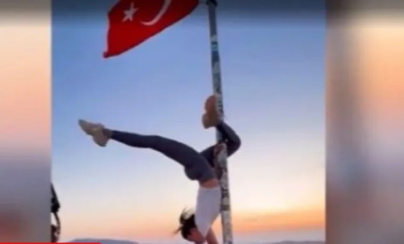 Turistkinji iz BiH prijeti zatvor: Igrala oko koplja sa turskom zastavom i podigla buru