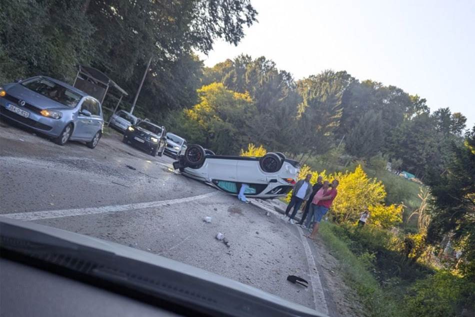 Udes u Bistrici: Prevrnuo se automobil na putu Banjaluka – Bronzani Majdan