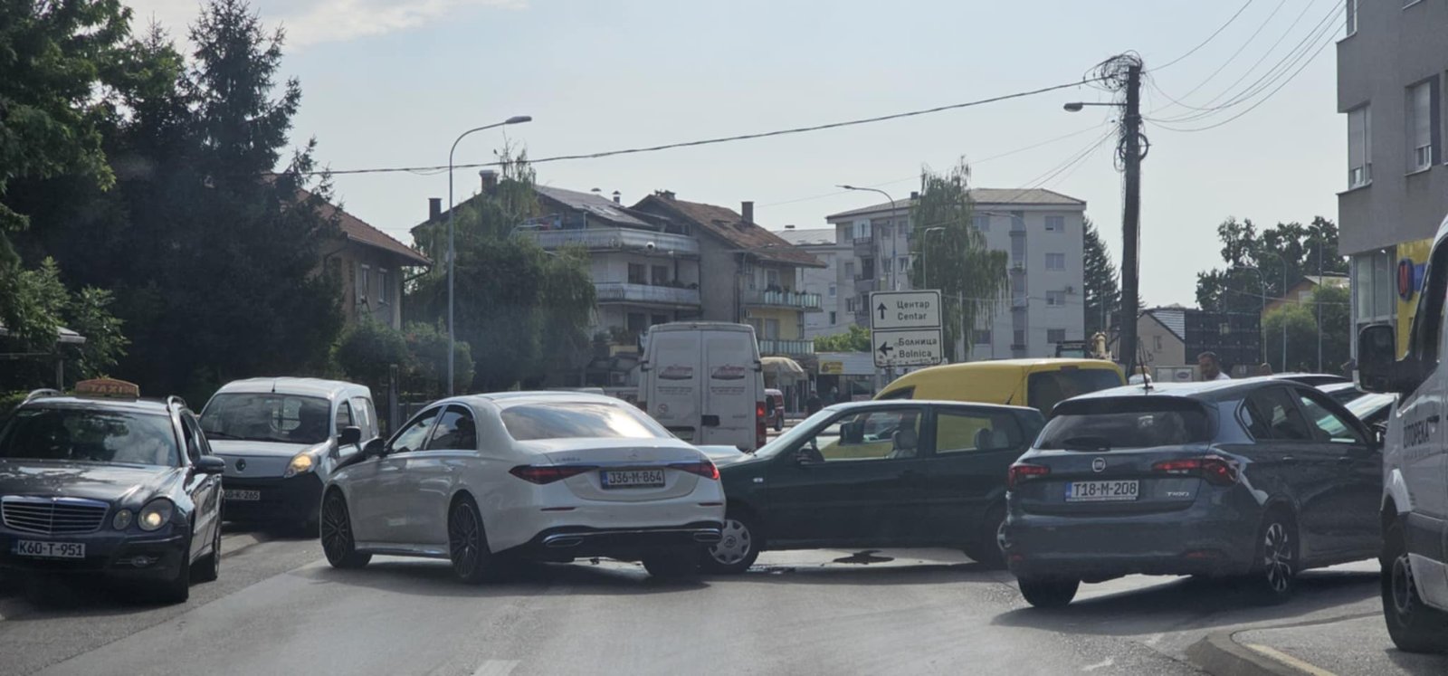 Vozači, oprezno i strpljivo: Sudar u banjalučkom kružnom toku