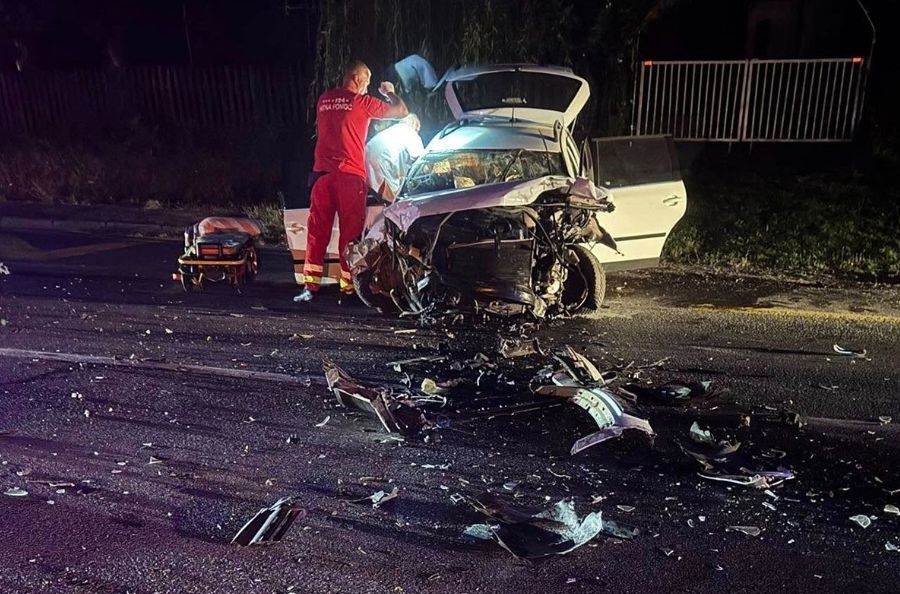 Težak udes kod Žepča: Hitna pomoć odvezla dvije osobe, saobraćaj potpuno zaustavljen FOTO