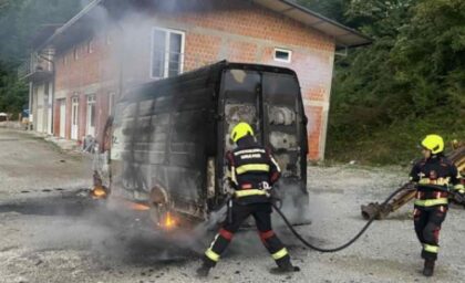 Planula vatra na kombiju: Intervencija vatrogasaca kod kamenoloma u Banjaluci FOTO