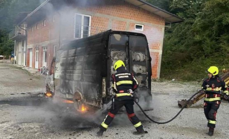 Planula vatra na kombiju: Intervencija vatrogasaca kod kamenoloma u Banjaluci FOTO
