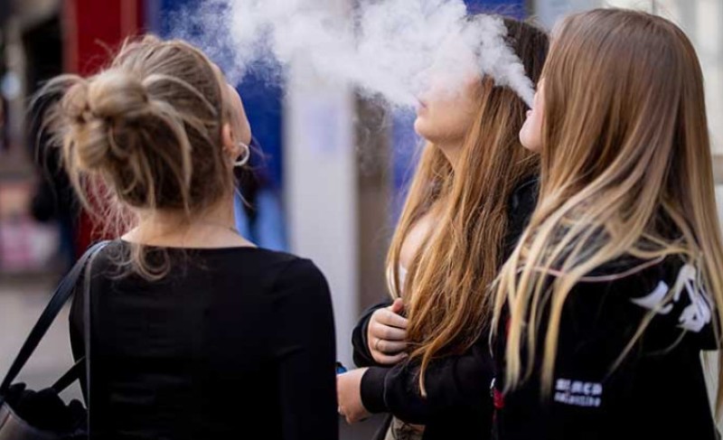 Devet puta skloniji vejpingu od odraslih: Milioni tinejdžera puše elektronske cigarete