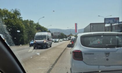 Gužva već stvorena: Udes u kružnom toku kod “Centruma”
