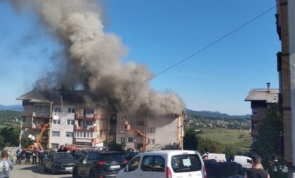 Epilog požara u Vlasenici: Gorjelo osam stanova, upućen tim deminera