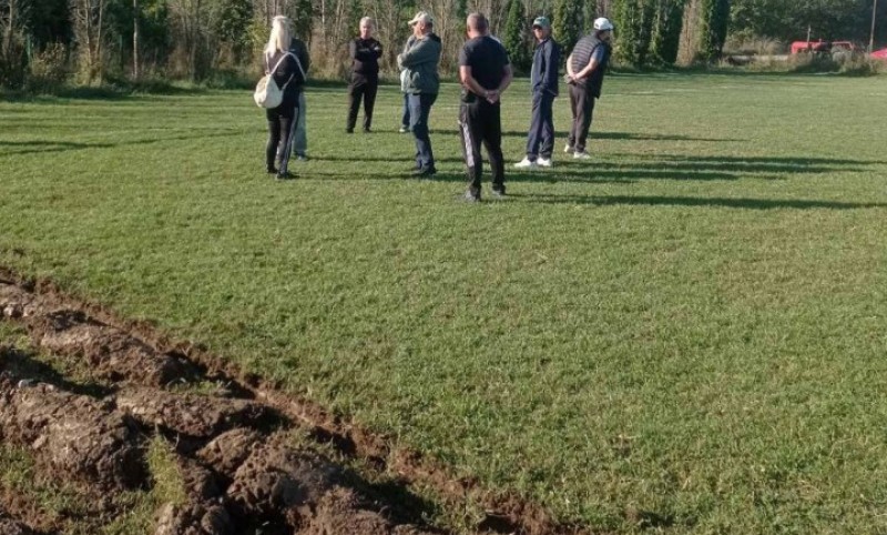 Saga se nastavlja: Zaoran stadion u banjalučkom naselju, došla i policija