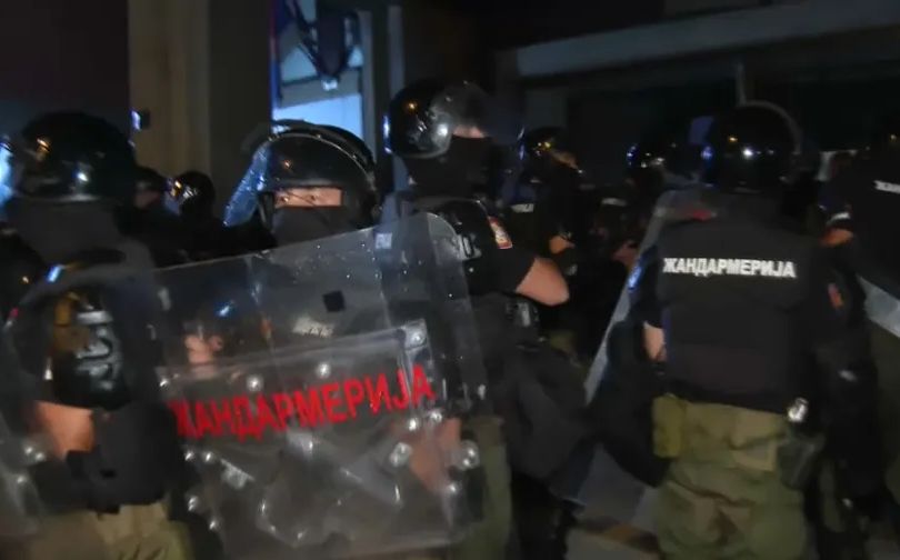 Haos u Novom Sadu: Sukob demonstranata i policije